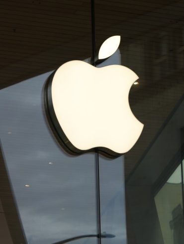Apple Shares Soar After Trump Talks Tariff Truce and $500B Investment With CEO Tim Cook