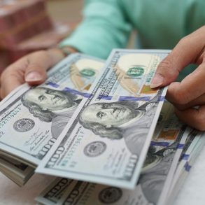 Asian Currency Rally Spurs Wealth Shift as Investors Turn from Dollar to Regional Assets