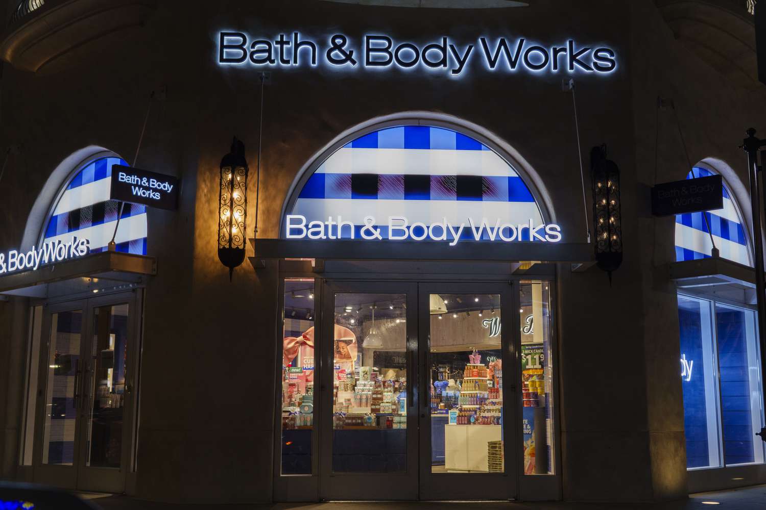 Bath & Body Works Stock Dips as CEO Gina Boswell Exits and Daniel Heaf Takes the Helm