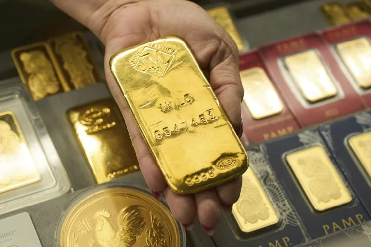 Gold Melting Frenzy Sweeps LA’s Jewelry District as Economic Fears Spark Rush to Sell and Preserve