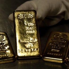 Gold Melting Frenzy Sweeps LA’s Jewelry District as Economic Fears Spark Rush to Sell and Preserve