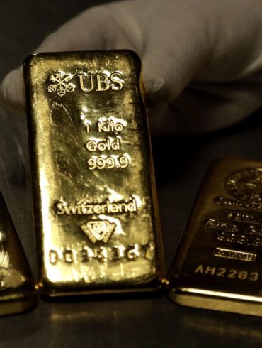 Gold Melting Frenzy Sweeps LA’s Jewelry District as Economic Fears Spark Rush to Sell and Preserve