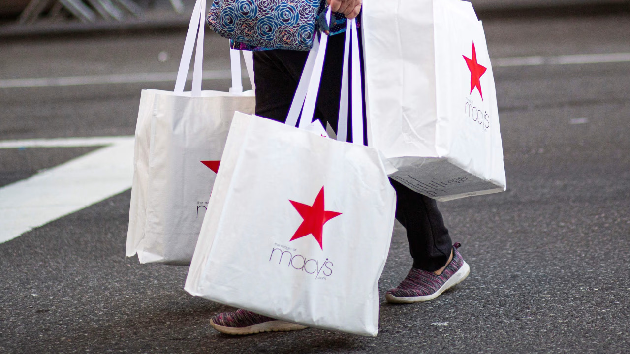 Macy’s Cuts Profit Outlook Amid Tariff Strain and Restructuring, But Beats Q1 Expectations
