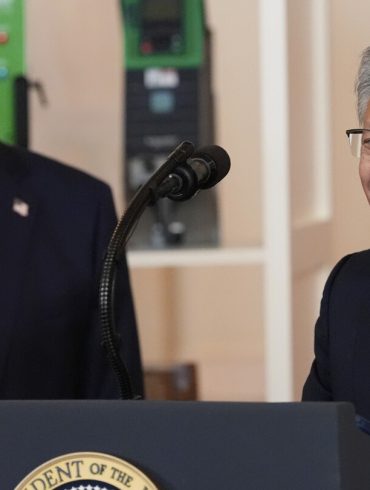 Trump’s AI Deals in Gulf Ignite Innovation Push and National Security Showdown Over Chip Exports