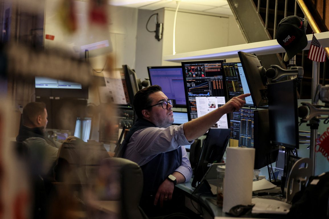 U.S. Stocks Slip as Travel Slumps, Retail Wavers, and Tech Rallies on Innovation Surge