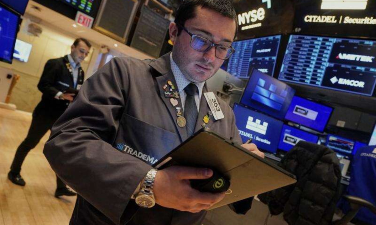 U.S. Stocks Slip as Travel Slumps, Retail Wavers, and Tech Rallies on Innovation Surge