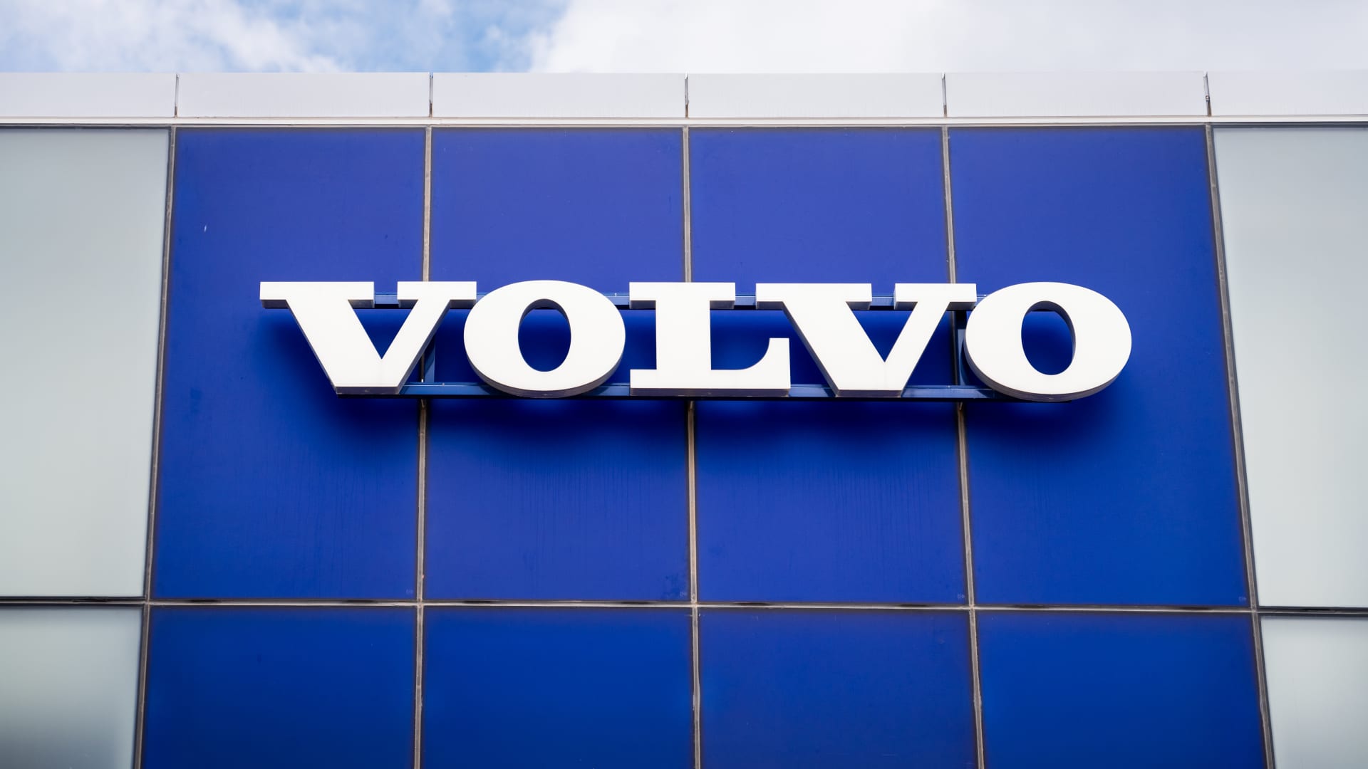 Volvo Cuts 3,000 Jobs to Streamline Operations Amid Global Economic and Trade Pressures