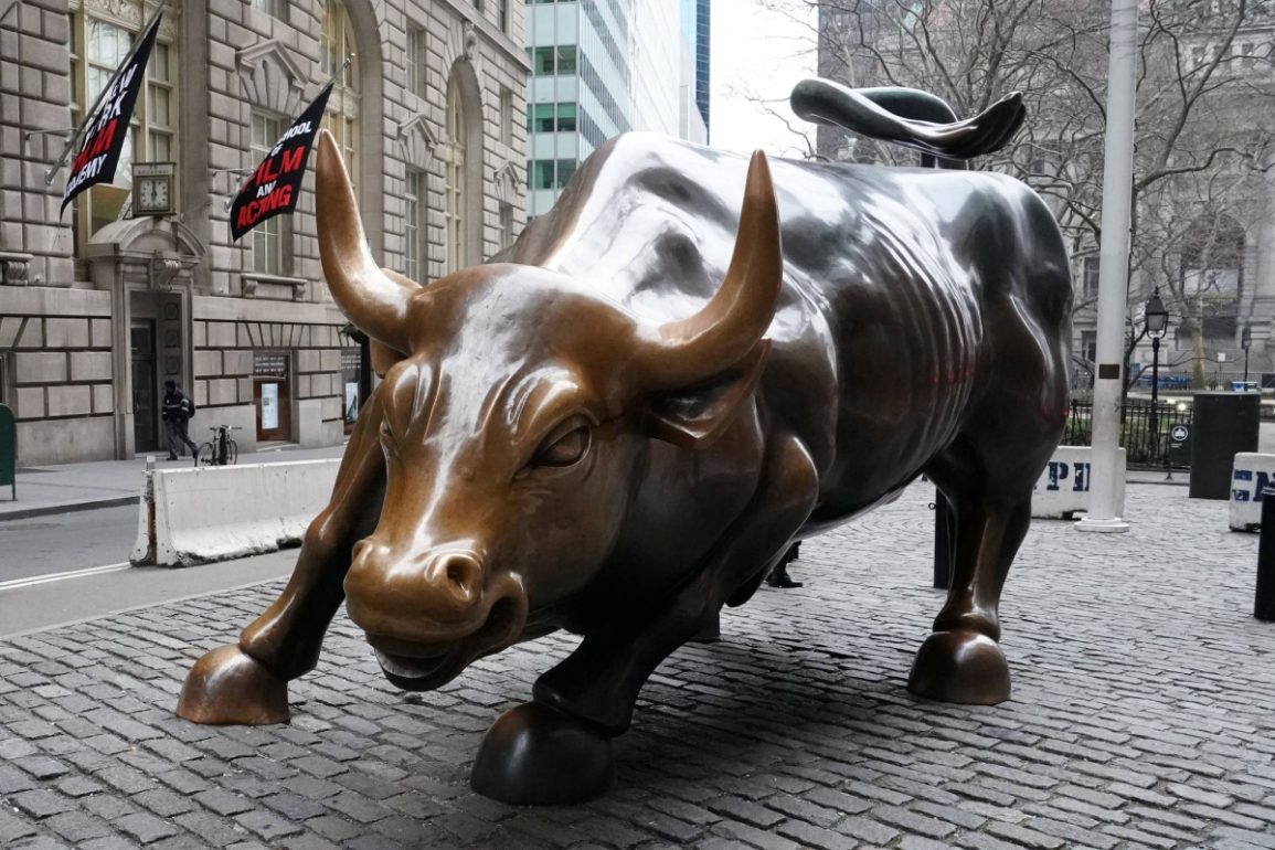 Wall Street Eyes Crypto Cautiously as Regulation Eases and Political Winds Shift Favorably