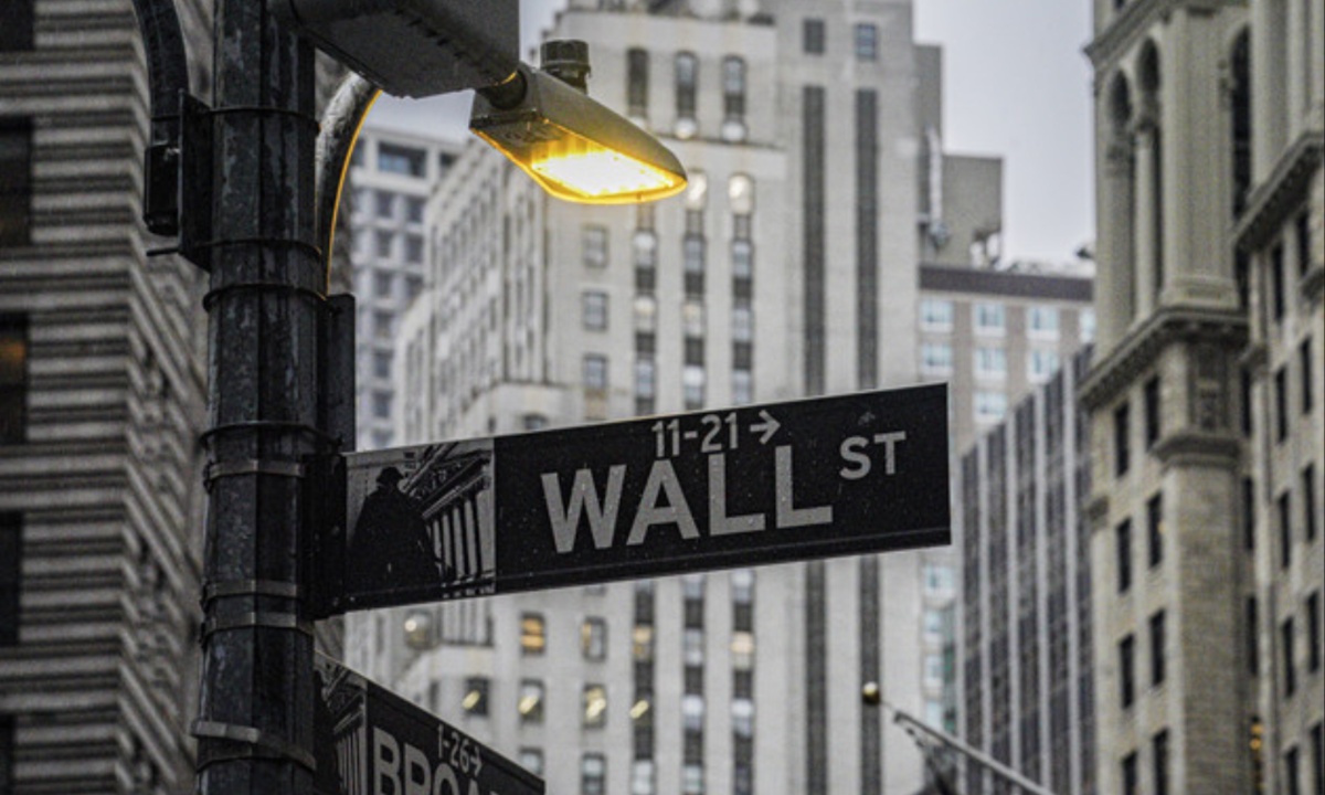Wall Street Eyes Crypto Cautiously as Regulation Eases and Political Winds Shift Favorably