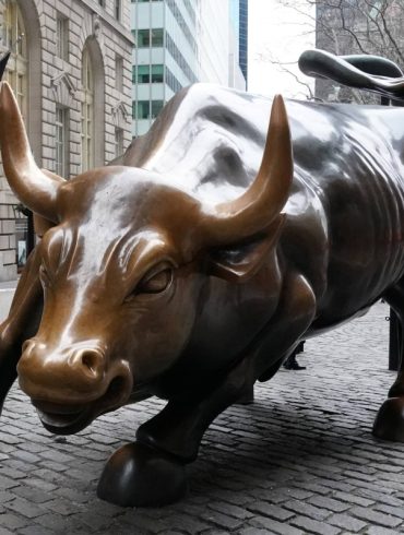 Wall Street Eyes Crypto Cautiously as Regulation Eases and Political Winds Shift Favorably