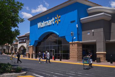 Walmart Beats Earnings Forecasts but Warns of Tariff Impact and Economic Uncertainty