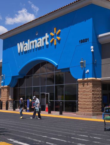 Walmart Beats Earnings Forecasts but Warns of Tariff Impact and Economic Uncertainty