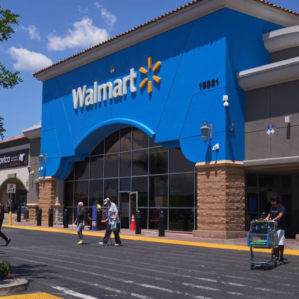 Walmart Beats Earnings Forecasts but Warns of Tariff Impact and Economic Uncertainty
