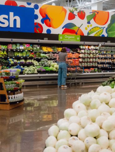 Walmart Defies Retail Slowdown as Shoppers Shift Habits and Tariffs Threaten Margins