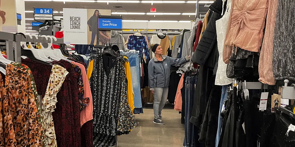 Walmart Defies Retail Slowdown as Shoppers Shift Habits and Tariffs Threaten Margins