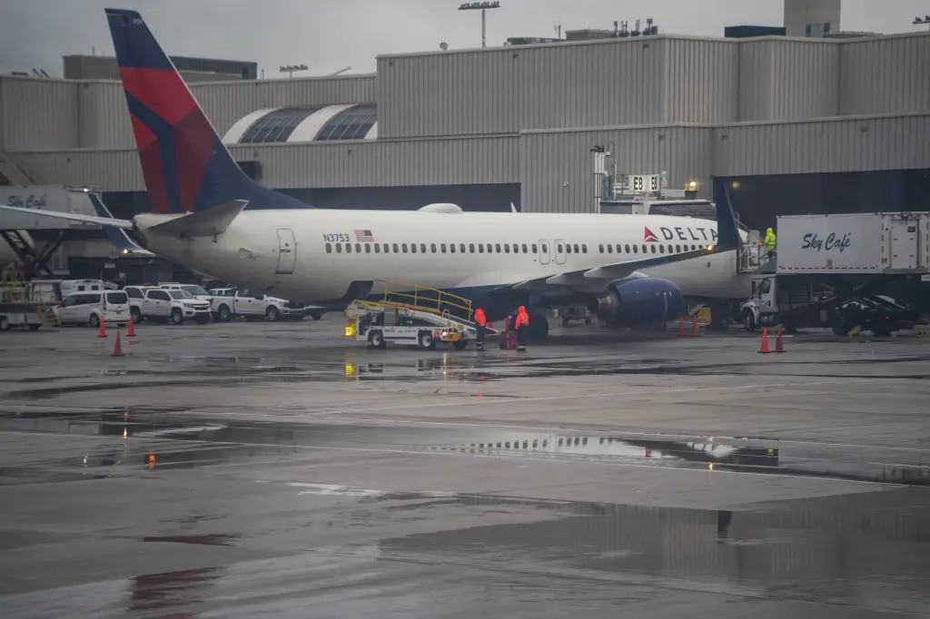 Atlanta Airport Hit by Over 400 Flight Cancellations After Hailstorm Forces Tower Evacuation and Aircraft Inspections