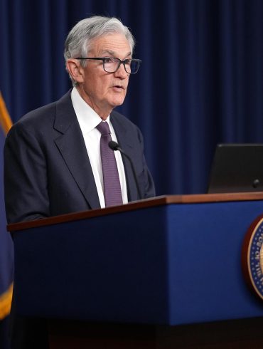 Fed Holds Rates Steady as Job Market Weakens and Tariff Risks Cloud Outlook