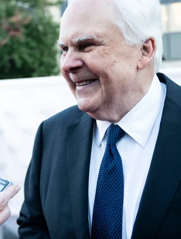 FedEx Founder Frederick Smith Dies After Decades of Shaping Global Shipping Industry