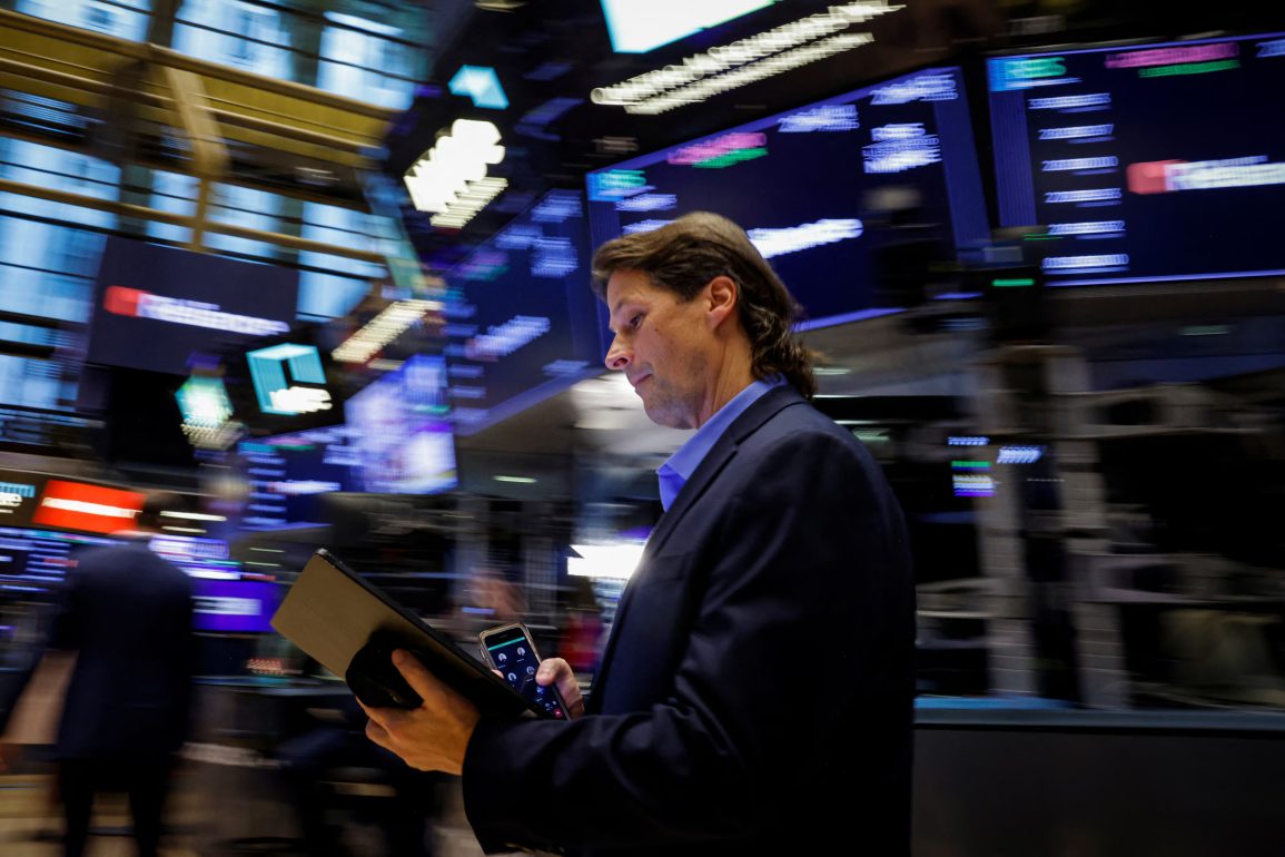 Investors Brace for Market Turmoil as War Fears and U.S. Unrest Rattle Global Confidence