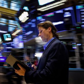 Investors Brace for Market Turmoil as War Fears and U.S. Unrest Rattle Global Confidence