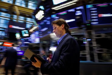 Investors Brace for Market Turmoil as War Fears and U.S. Unrest Rattle Global Confidence