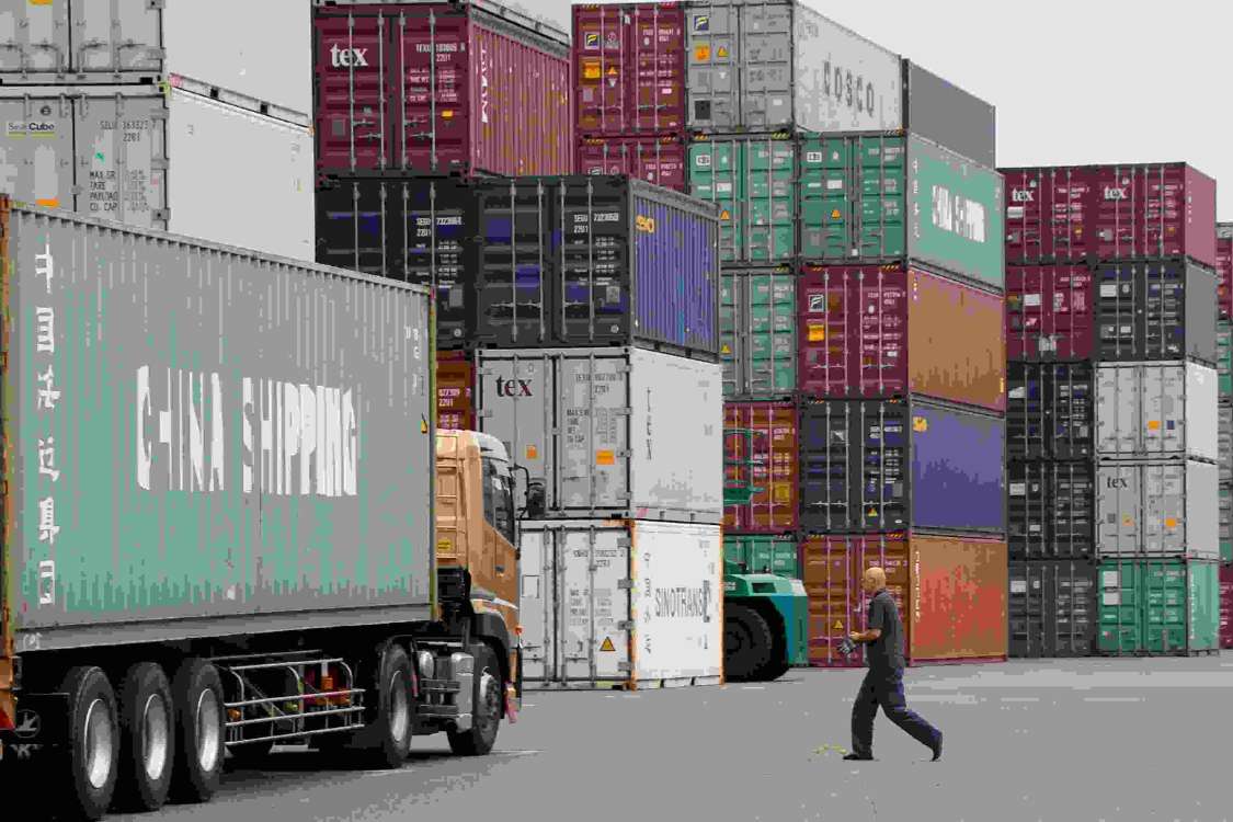Japan’s Export Slump Deepens as U.S. Tariffs Hit Auto Sector and Trade Talks Stall