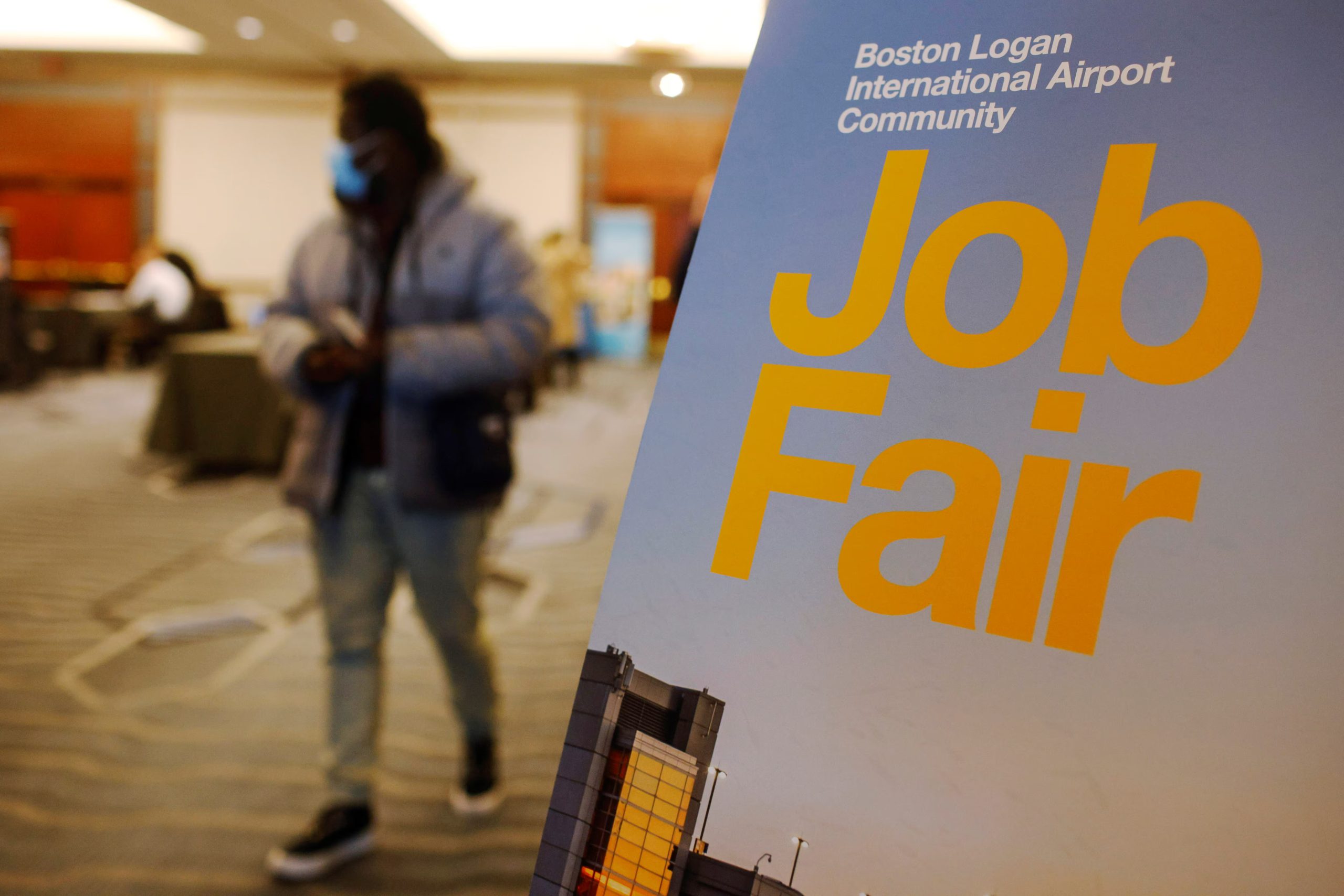 Jobless Claims Hold at Eight-Month High as Labor Market Softens and Fed Faces Tariff Uncertainty