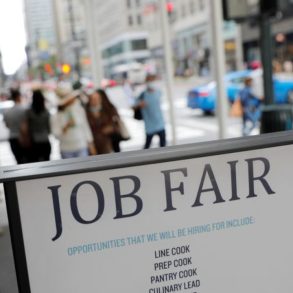Jobless Claims Hold at Eight-Month High as Labor Market Softens and Fed Faces Tariff Uncertainty