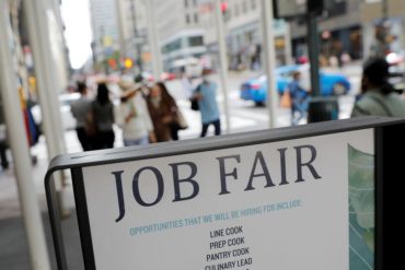 Jobless Claims Hold at Eight-Month High as Labor Market Softens and Fed Faces Tariff Uncertainty