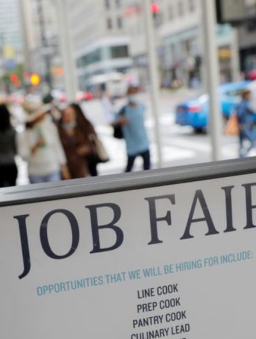 Jobless Claims Hold at Eight-Month High as Labor Market Softens and Fed Faces Tariff Uncertainty