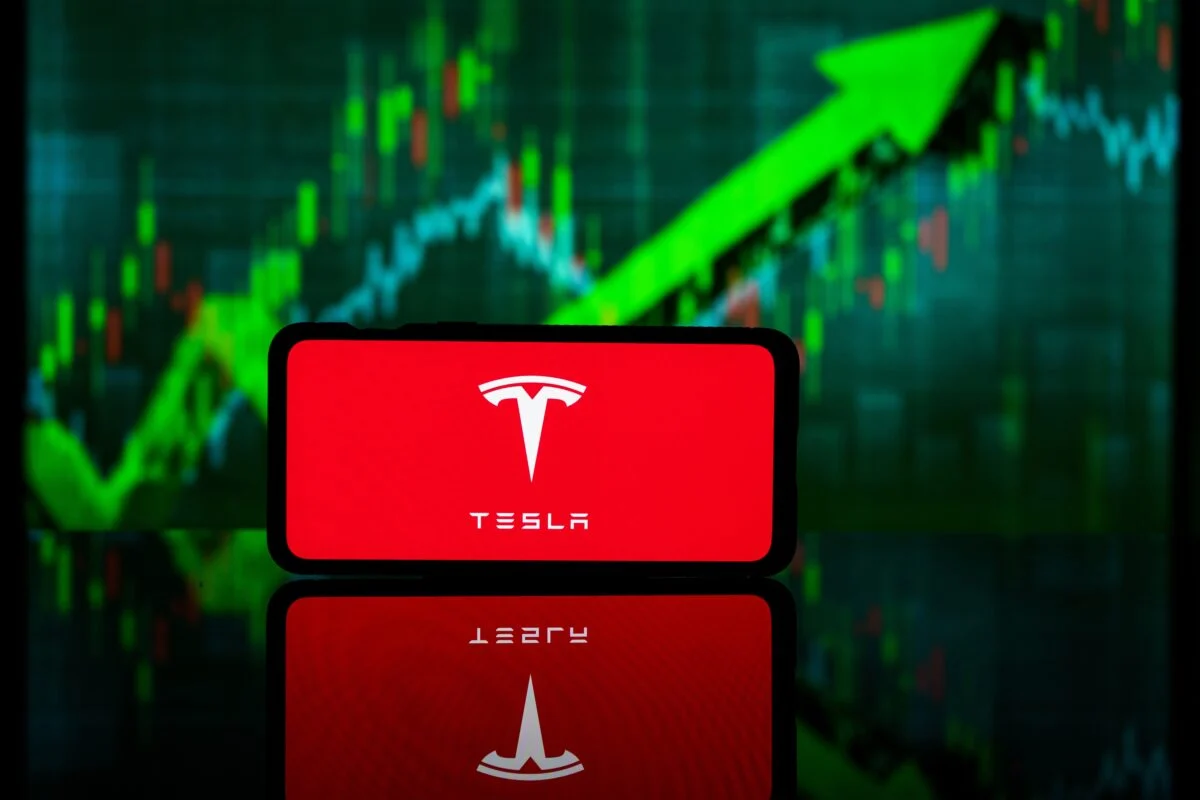 Retail Investors Rally Behind Tesla After Trump-Musk Clash Triggers Stock Plunge