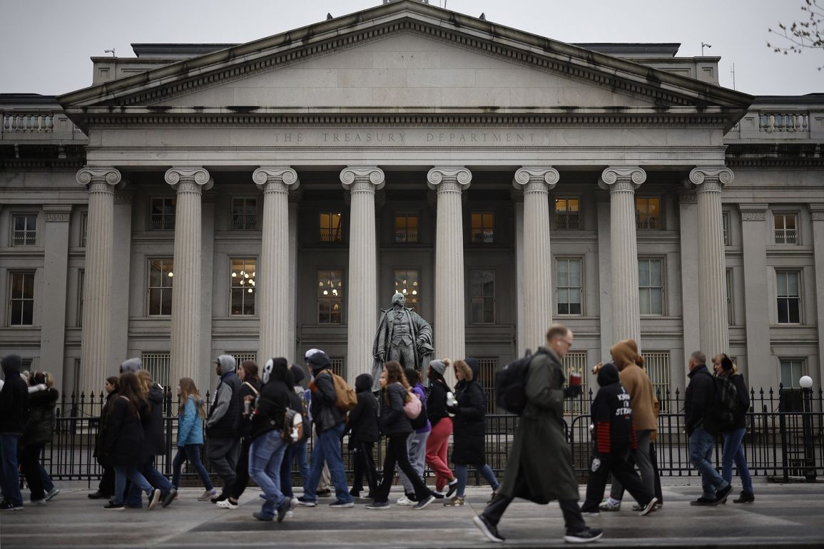Rising U.S. Debt Fuels Global Financial Strain, Crowds Out Capital for Emerging Markets