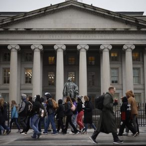 Rising U.S. Debt Fuels Global Financial Strain, Crowds Out Capital for Emerging Markets