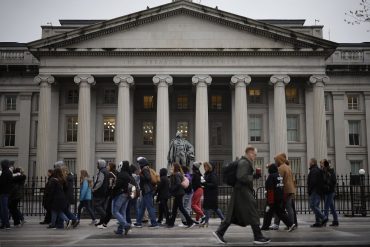 Rising U.S. Debt Fuels Global Financial Strain, Crowds Out Capital for Emerging Markets