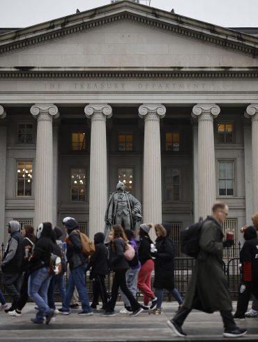 Rising U.S. Debt Fuels Global Financial Strain, Crowds Out Capital for Emerging Markets