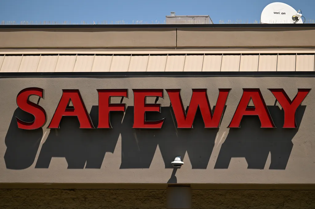 Safeway Workers Launch Strategic Strike in Colorado Amid Stalled Contract Talks and Worker Tensions