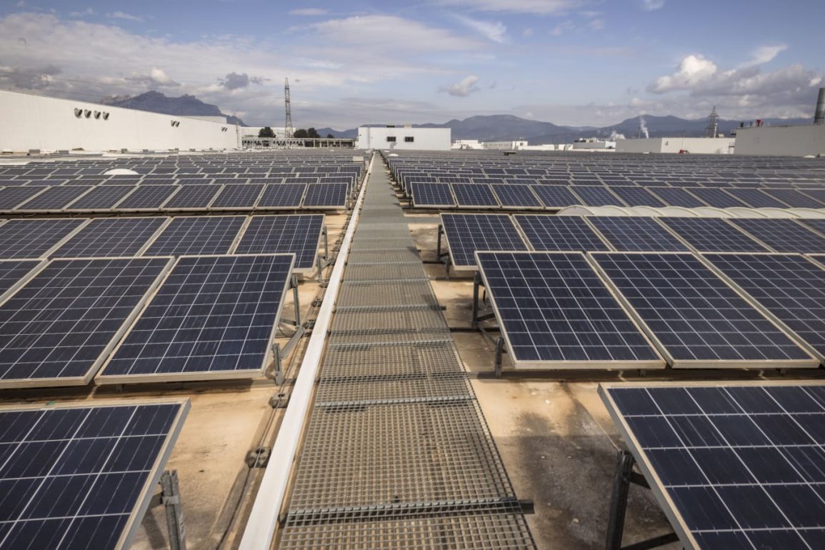 Solar Sector Tumbles as Senate Plan Threatens Tax Credits and Industry Stability