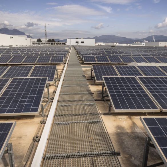 Solar Sector Tumbles as Senate Plan Threatens Tax Credits and Industry Stability
