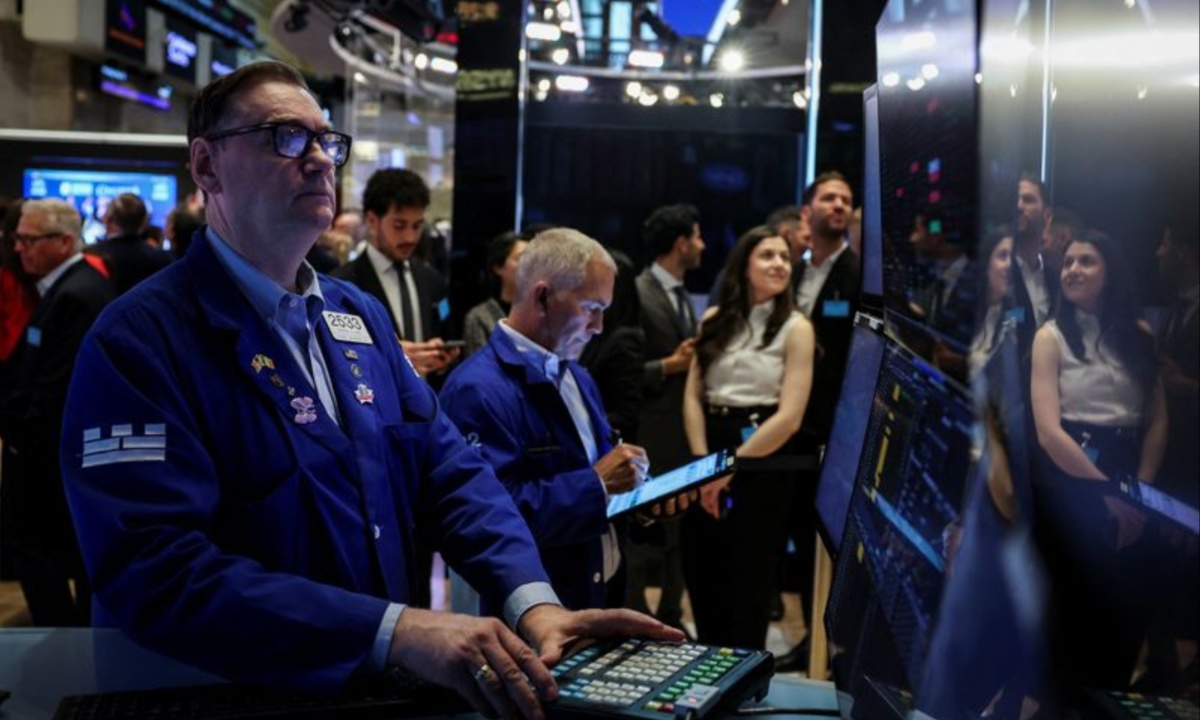 Stocks Edge Higher on Cooling Inflation as Oracle Gains and Tariff Fears Temper Optimism