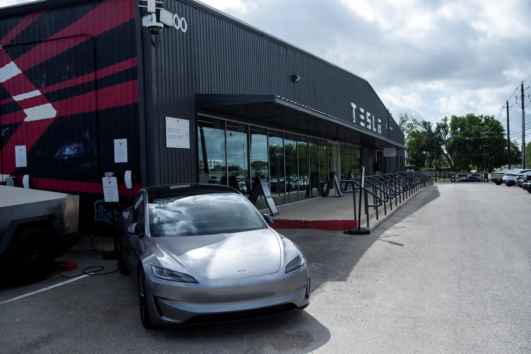 Tesla Achieves First Driverless Car Delivery but Faces Safety Backlash Over Robotaxi Glitches