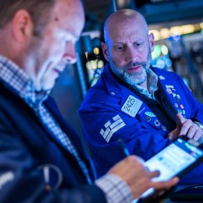 Treasury Yields Fluctuate as OECD Slashes U.S. Growth Forecast and Global Trade Tensions Mount