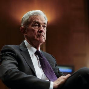 Trump Renews Attacks on Fed Chair Powell, Signals Plans to Replace Him Before Term Ends