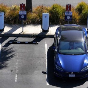 Congress Ends EV Tax Credits This Fall Sparking Affordability Fears Despite Long Term Savings and Emissions Gains