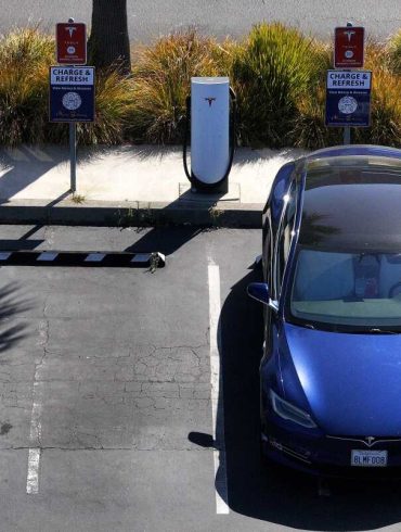 Congress Ends EV Tax Credits This Fall Sparking Affordability Fears Despite Long Term Savings and Emissions Gains