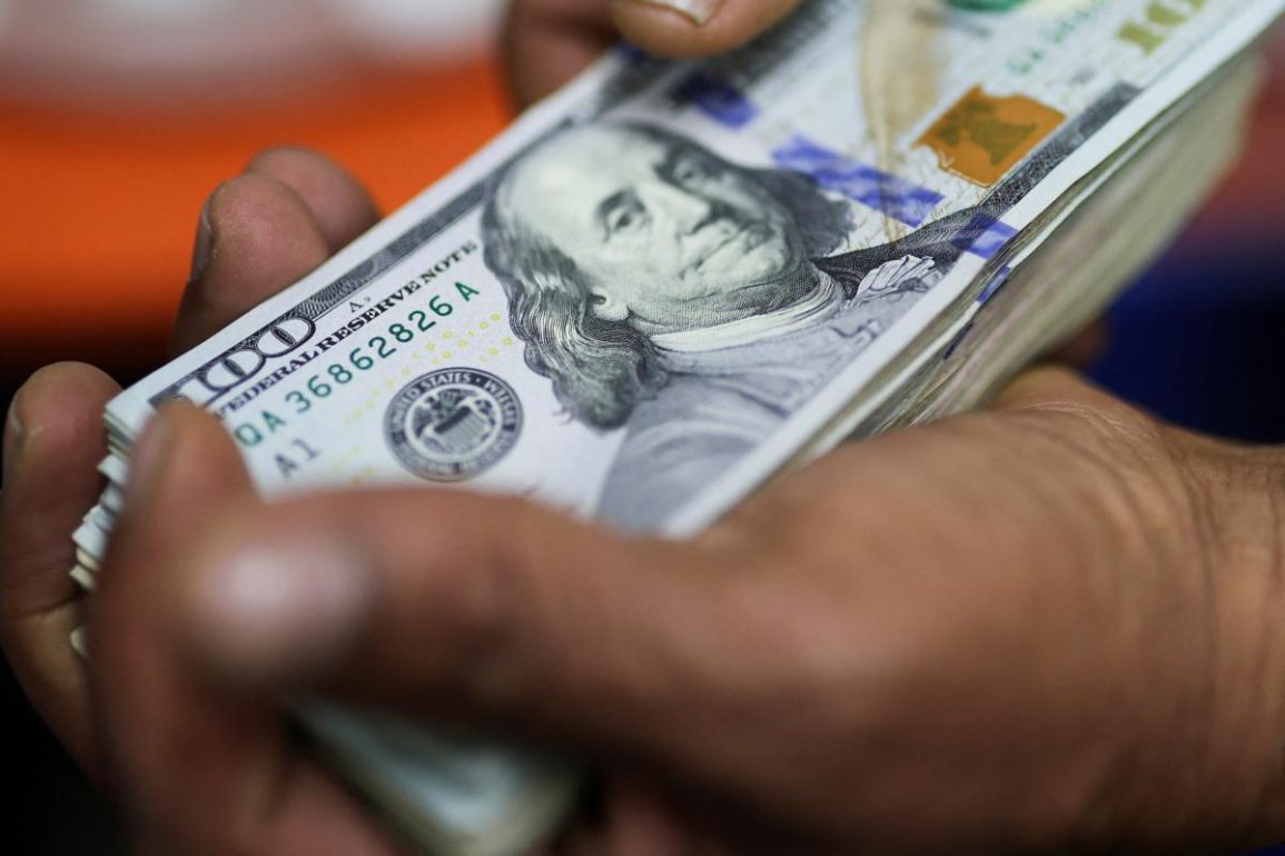 Dollar Plunges to 50-Year Low as Deficits, Rate Cuts, and Global Doubts Shake U.S. Currency Confidence