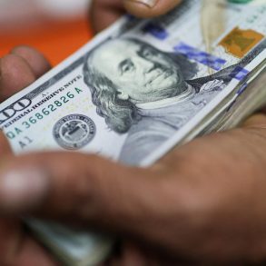 Dollar Plunges to 50-Year Low as Deficits, Rate Cuts, and Global Doubts Shake U.S. Currency Confidence