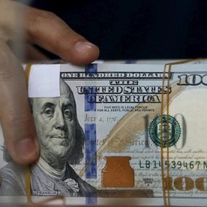 Dollar Slides on Deficit Worries and Trade Turmoil, Hits Multi-Decade Lows Against Major Currencies