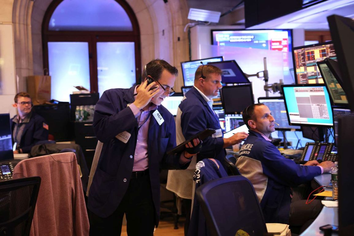 Jobs Data Beats Forecasts Lifts Global Stocks and Tempers Fed Rate Cut Expectations