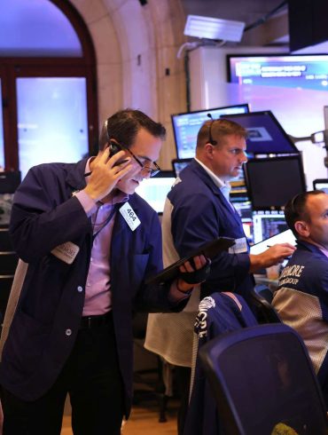 Jobs Data Beats Forecasts Lifts Global Stocks and Tempers Fed Rate Cut Expectations