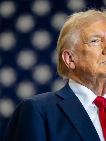 Trump’s Tariff Strategy Backfires as Weak Dollar Fuels Inflation and Drives Investors Away
